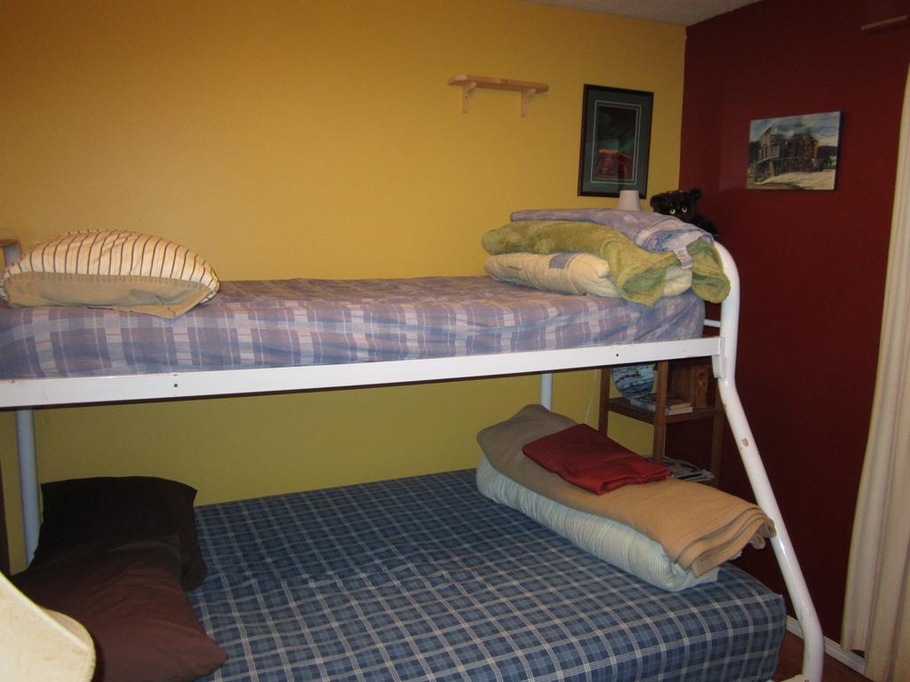 Beez Kneez Bakpakers Hostel Whitehorse Phòng bức ảnh