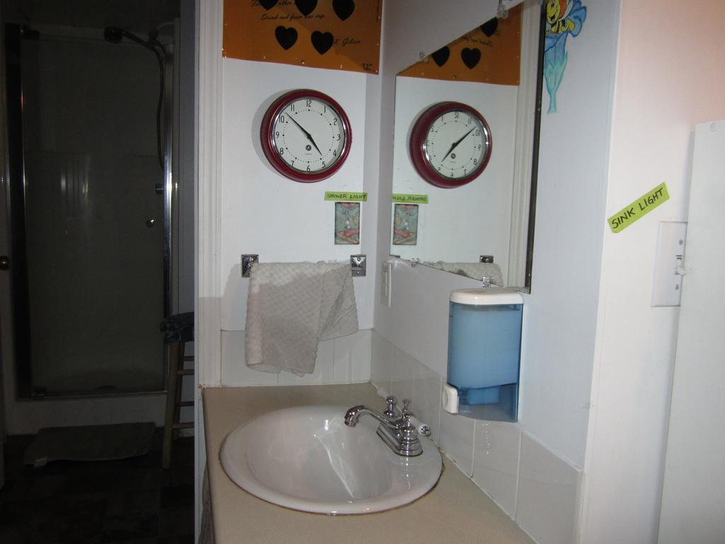 Beez Kneez Bakpakers Hostel Whitehorse Phòng bức ảnh