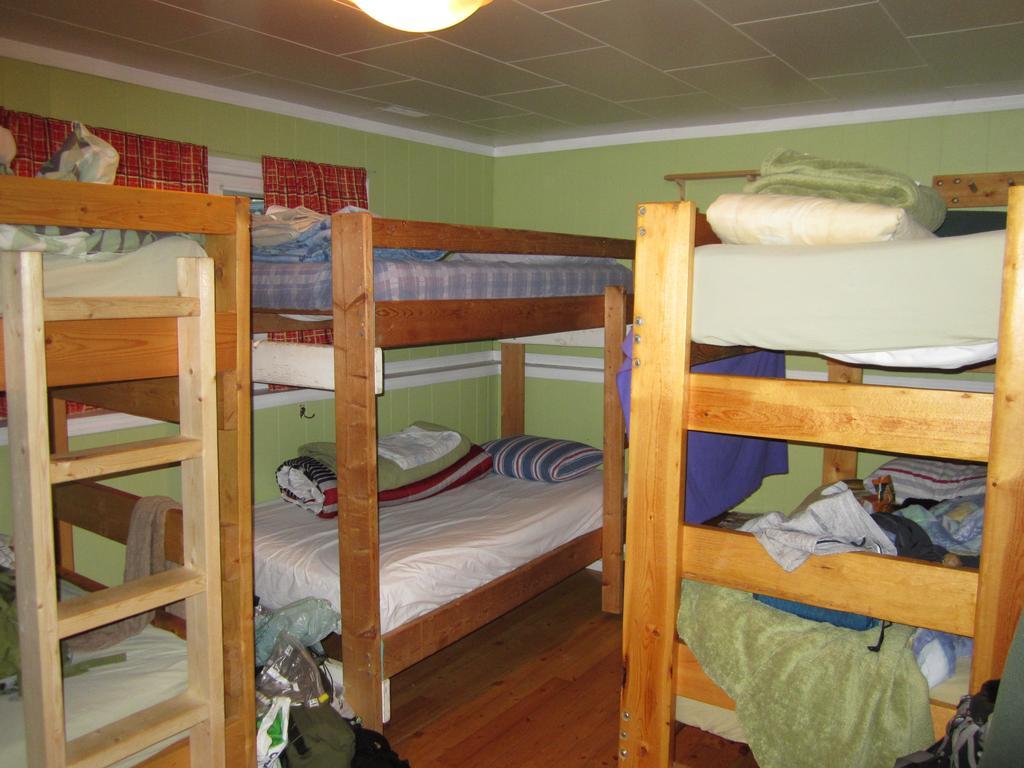 Beez Kneez Bakpakers Hostel Whitehorse Phòng bức ảnh