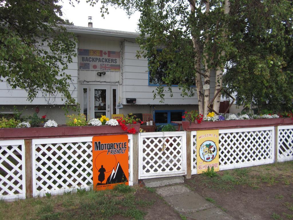 Beez Kneez Bakpakers Hostel Whitehorse Ngoại thất bức ảnh