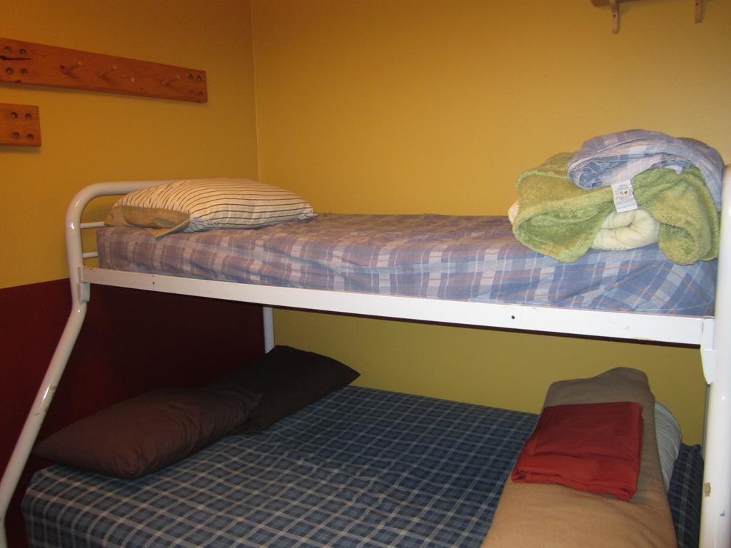 Beez Kneez Bakpakers Hostel Whitehorse Phòng bức ảnh